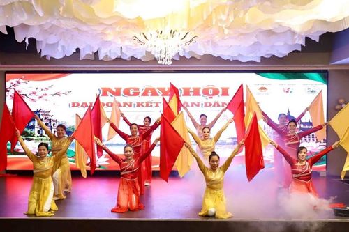Ngày hội Đại đoàn kết tại Hungary: Gắn kết thế hệ, giữ gìn bản sắc dân tộc