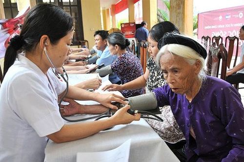 Người cao tuổi thuộc trường hợp nào thì được nhận trợ cấp xã hội hằng tháng và mức trợ cấp?