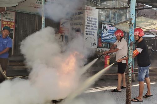 Trang bị gần 120 bình chữa cháy chủ động phòng cháy, chữa cháy tại chợ Quán Hộ