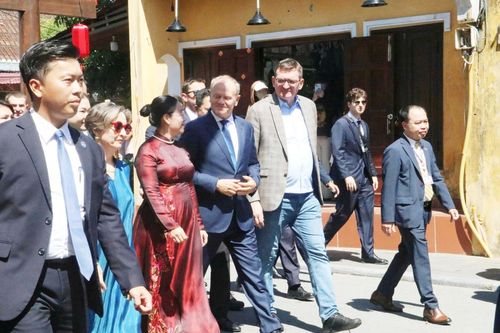 Thủ tướng Ba Lan Donald Tusk tham quan phố cổ Hội An
