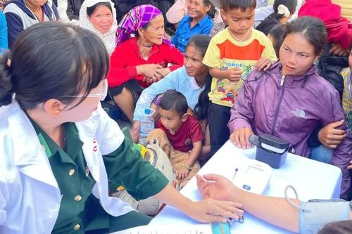 Khám bệnh, tặng quà 1.000 hộ dân biên giới Việt Nam - Lào