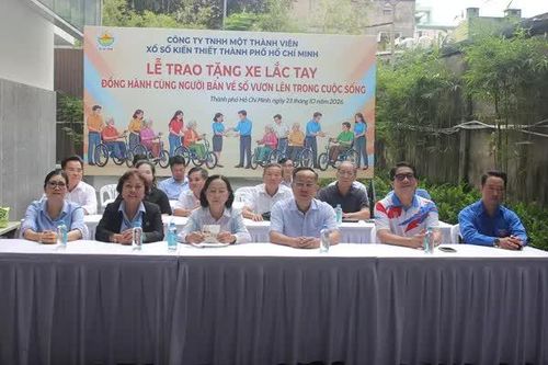 XSKT Thành phố Hồ Chí Minh tặng 30 xe lắc tay cho người khuyết tật bán vé số