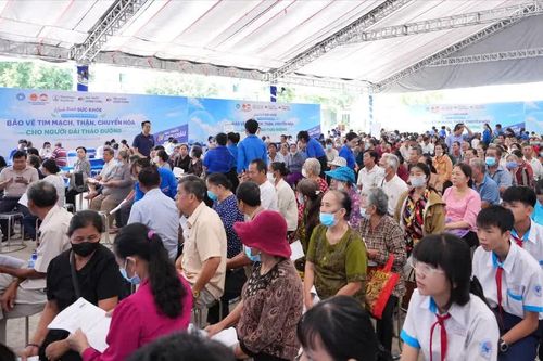 TPHCM: Hơn 1.200 người dân phường Chánh Phú Hòa được khám, tầm soát sức khỏe miễn phí
