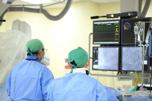 Tưởng méo miệng do liệt dây thần kinh không ngờ nhồi máu cơ tim, mạch hẹp 95%