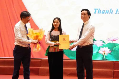 Thanh Hóa trao quyết định tuyển dụng, tiếp nhận 733 nhà giáo
