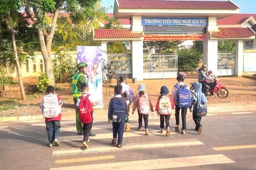 Ngăn ngừa nguy cơ tai nạn trước cổng trường