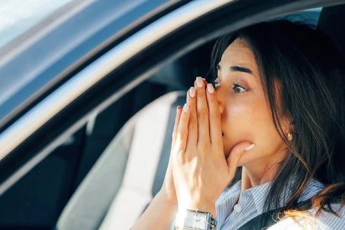 Ngửi thấy mùi khét trong xe ô tô: Nguyên nhân có thể là gì?