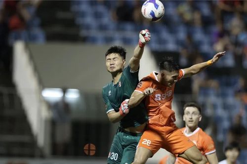 Bóng đá Việt Nam: Chưa thoát được chiếc áo nhà nước