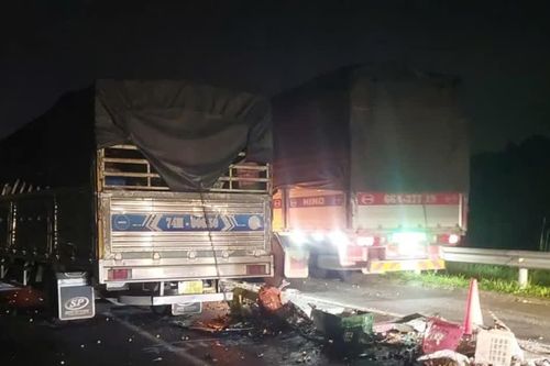 Xe tải và xe đầu kéo đâm nhau trên cao tốc Long Thành - Dầu Giây