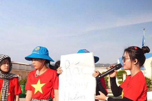 Tuổi trẻ 'sải bước chân S - kiến tạo biển xanh'