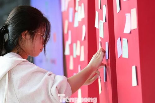 Check-in tại 'Chạm Việt Nam', người trẻ gửi gắm ước mơ