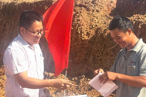 Lần đầu có đất dựng nhà, 12 hộ nghèo ở Đắk Lắk vỡ òa hạnh phúc