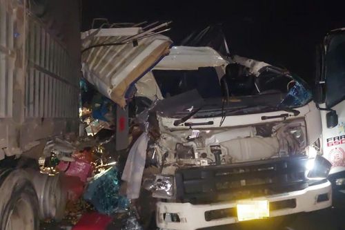 Ô tô tải tông xe container trên cao tốc, phụ xe tử vong