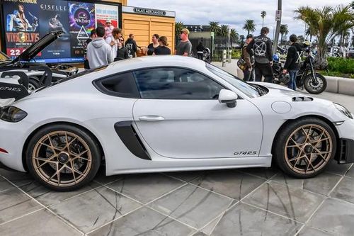 Hàng trăm chiếc xe thể thao Porsche có nguy cơ bánh xe văng ra khi đang chạy