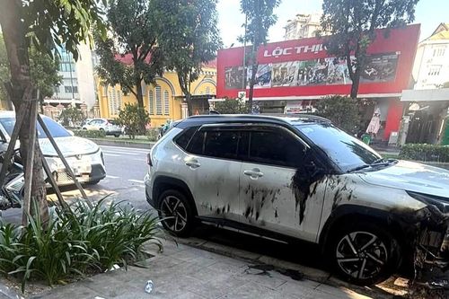Dấu vết đáng ngờ tại hiện trường vụ ô tô bị cháy ở Huế