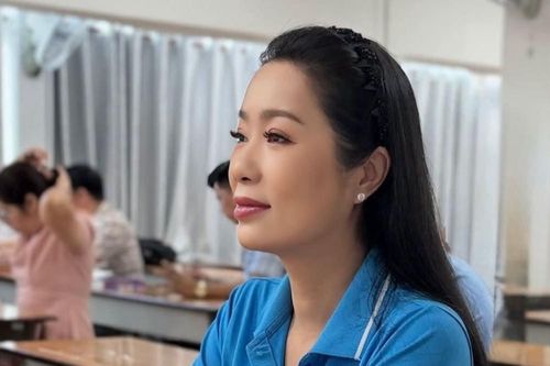 NSND Trịnh Kim Chi rạng rỡ trong phòng thi, Chí Trung đọ giọng cùng Trọng Tấn