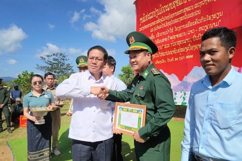 Việc làm ý nghĩa của bộ đội và bác sĩ ở cột mốc biên giới Việt Nam - Lào