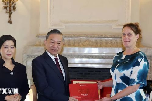 Tổng Bí thư, Chủ tịch nước và Phu nhân thăm, tặng sách cho Thư viện Hoàng gia Bỉ