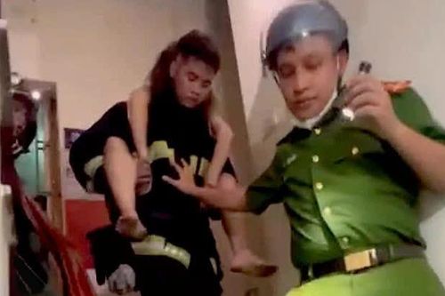 Phá cửa cuốn, cứu 5 người mắc kẹt trong vụ cháy nhà trên đường Nguyễn Trãi