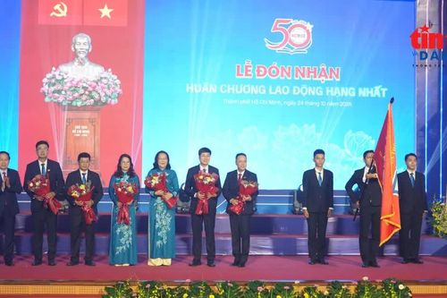 Đại học Sư phạm TP Hồ Chí Minh nhận Huân chương Lao động hạng Nhất