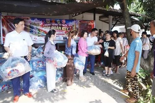 Lan tỏa tinh thần 'tương thân tương ái' của người Việt trên đất bạn Lào