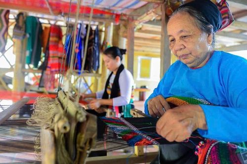 Giữ nghề dệt thổ cẩm, tạo sinh kế từ du lịch cho người dân vùng cao