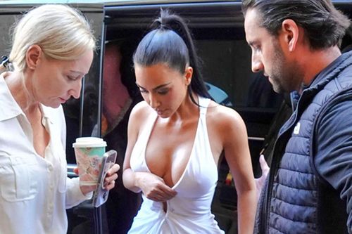 Người mẫu Kim Kardashian gây chú ý khi diện váy khoét sâu đi mua sắm cùng mẹ ở Italy