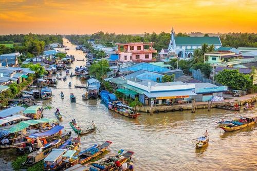 Pháp chìm trong biểu tình, đốt phá, du khách thèm sự bình yên ở Việt Nam