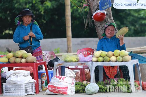 Những phụ nữ Mông ngược dốc mang nông sản lên cổng trời