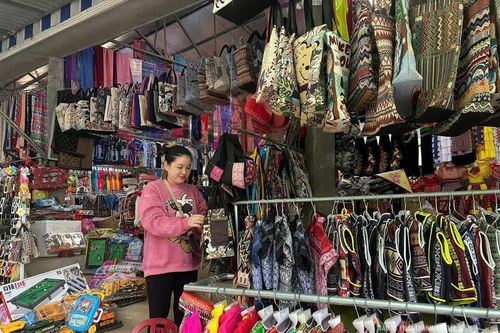 Sản phẩm lưu niệm níu chân du khách