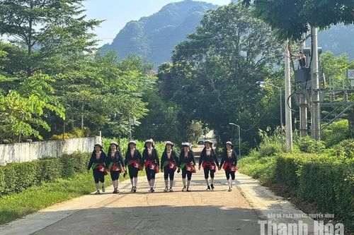 Đặc sắc trang phục truyền thống của người Dao quần chẹt