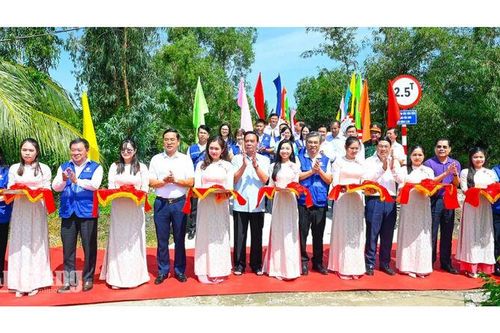 Đại tướng Lê Hồng Anh dự lễ khánh thành cầu nông thôn xã Vĩnh Bình