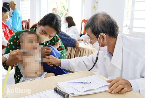 Khám bệnh, cấp thuốc miễn phí cho 1.500 người dân Vĩnh Thạnh Trung