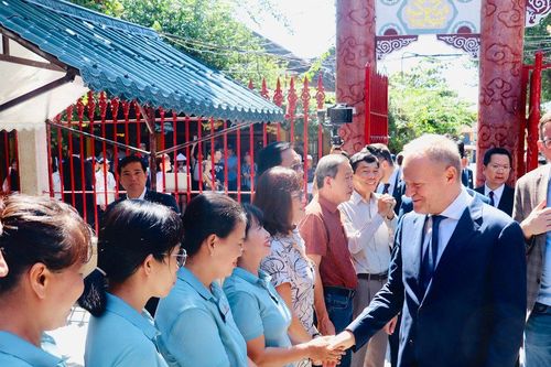 Thủ tướng Cộng hòa Ba Lan Donald Tusk thăm Phố cổ Hội An, đặt hoa tượng kiến trúc sư Kazik