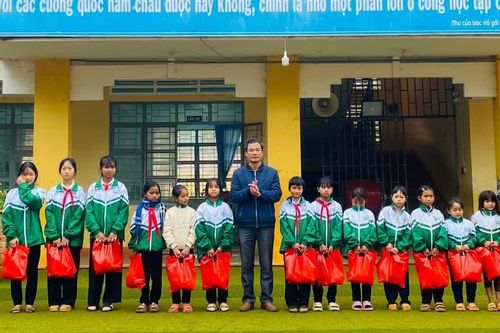 Bền bỉ vận động học sinh vùng khó đến trường