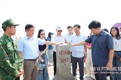 Khối thi đua các cơ quan MTTQ và khối Đảng tỉnh: Thăm, tặng quà Đồn Biên phòng Bắc Xa