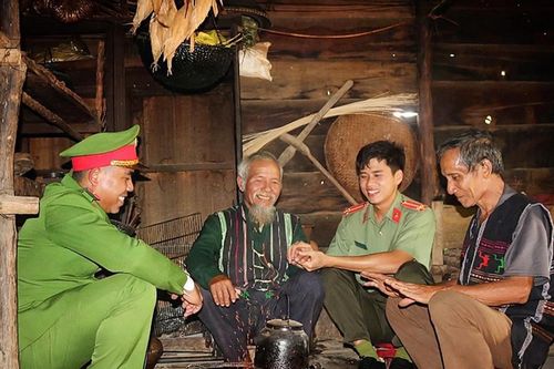 Từ gần dân đến xây dựng thế trận an ninh nhân dân ở cơ sở