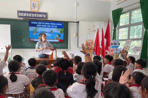 Đảng viên trong trường học - Nêu gương từ những việc nhỏ