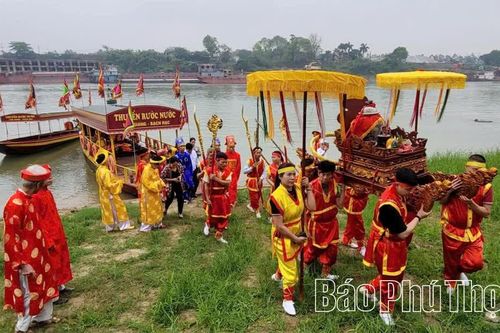 Tục lấy “nước thiêng” nơi ngã ba Hạc