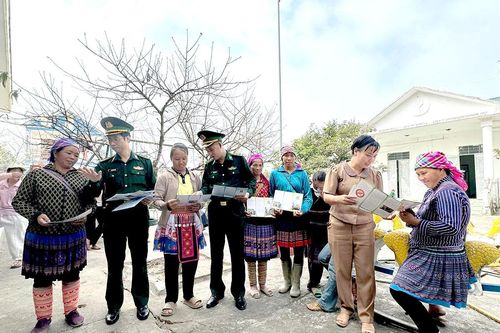 Tuyên truyền pháp luật cho nhân dân hai xã Thàng Tín, Bản Máy