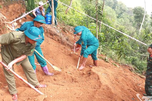 Cất bốc hài cốt nghi là của liệt sĩ Lê Tước tại xã Thượng Minh