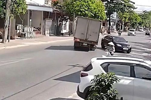 Lao như tên bắn, xe tải chao đảo suýt lật khi tránh ô tô sang đường