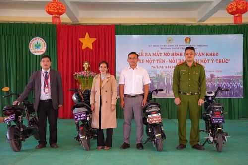 Lâm Đồng: Gắn biển nhận diện xe đạp điện, nâng cao ý thức giao thông cho học sinh