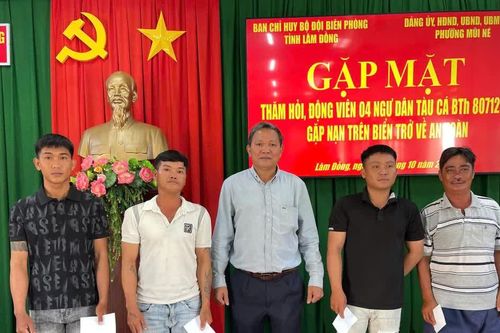 Bốn ngư dân trong vụ chìm tàu được cứu sống đã đoàn tụ gia đình