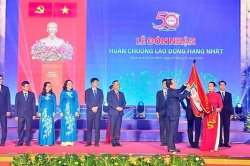 Trường ĐH Sư phạm TPHCM đón nhận Huân chương Lao động hạng Nhất