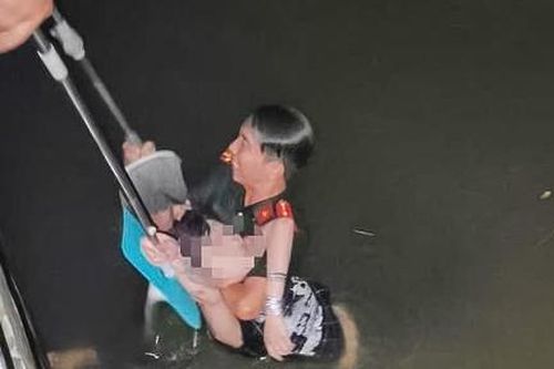 Cán bộ Công an phường Ninh Kiều nhảy xuống rạch trong đêm cứu cô gái