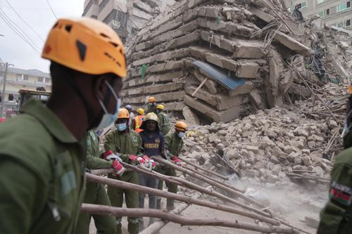 Khoảnh khắc cao ốc Kenya sập như phim thảm họa, 10 tầng bê tông chồng lên nhau