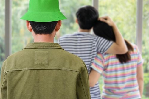 Vì sao người Trung Quốc kiêng tặng đồng hồ, ô dù và mũ màu xanh lá?