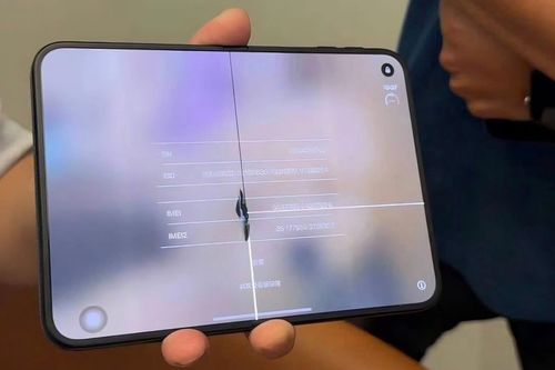 iPhone Duo bị nứt, sọc màn hình bất thường