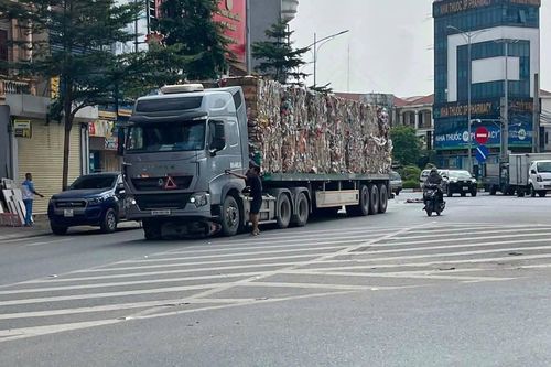 Mẹ tử vong, con nhỏ bị thương sau va chạm xe đầu kéo ở Hưng Yên
